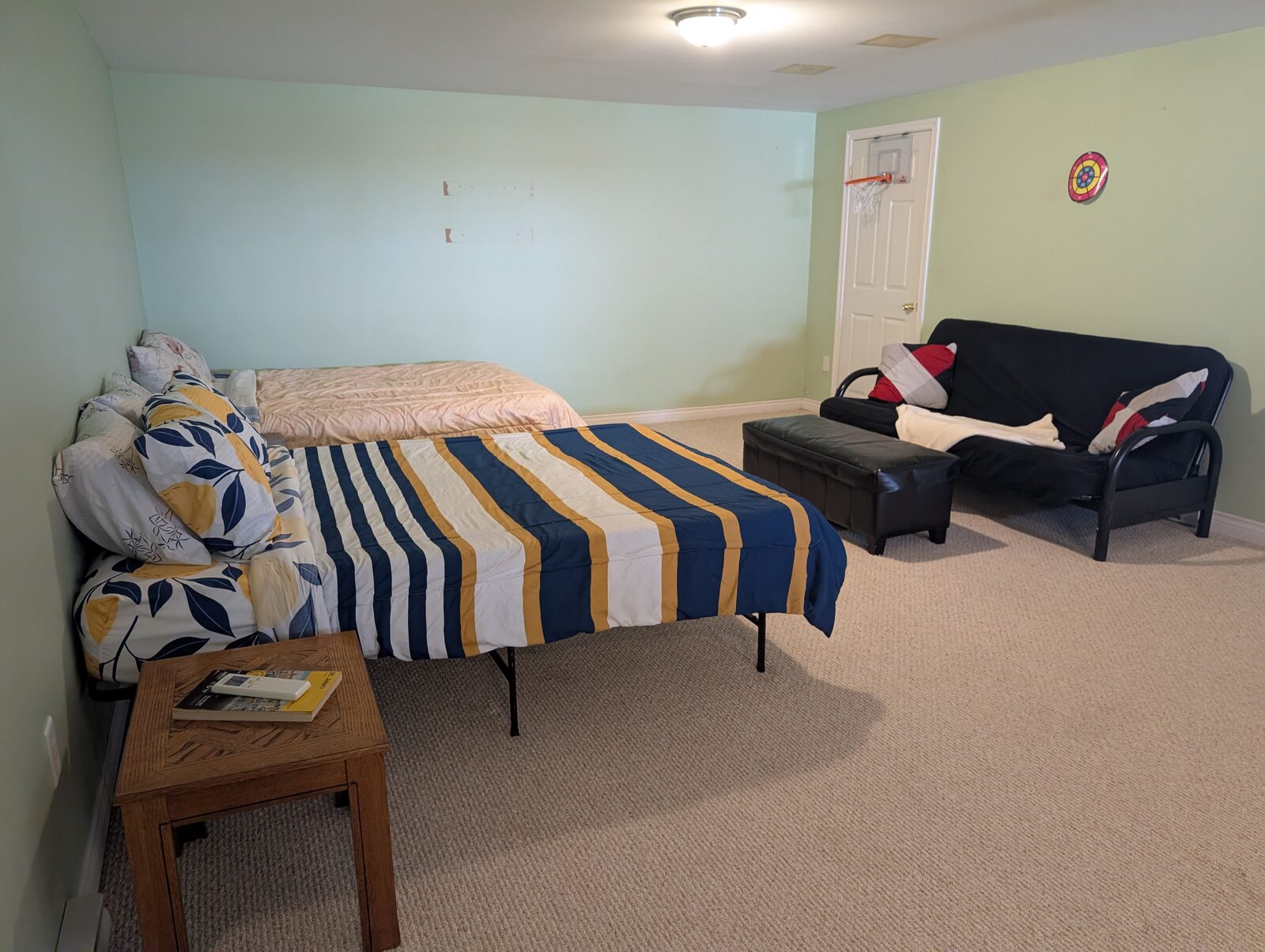 Second sleeping area with two beds and a futon